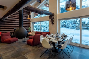 Bright & airy double-height living room - Chalet des Cimes, Ski, Hike, Chamonix All Year (Chamonix)