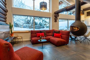 Televisie en een open haard