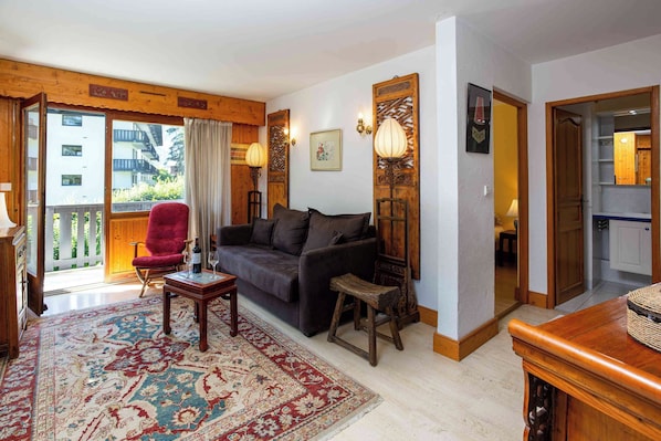 Living room with TV, leading onto balcony