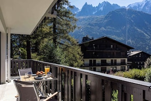 Large balcony with mountain views 