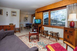 Open-plan lounge - Le Brevent apartment, Skiing, Chamonix All Year (Chamonix)