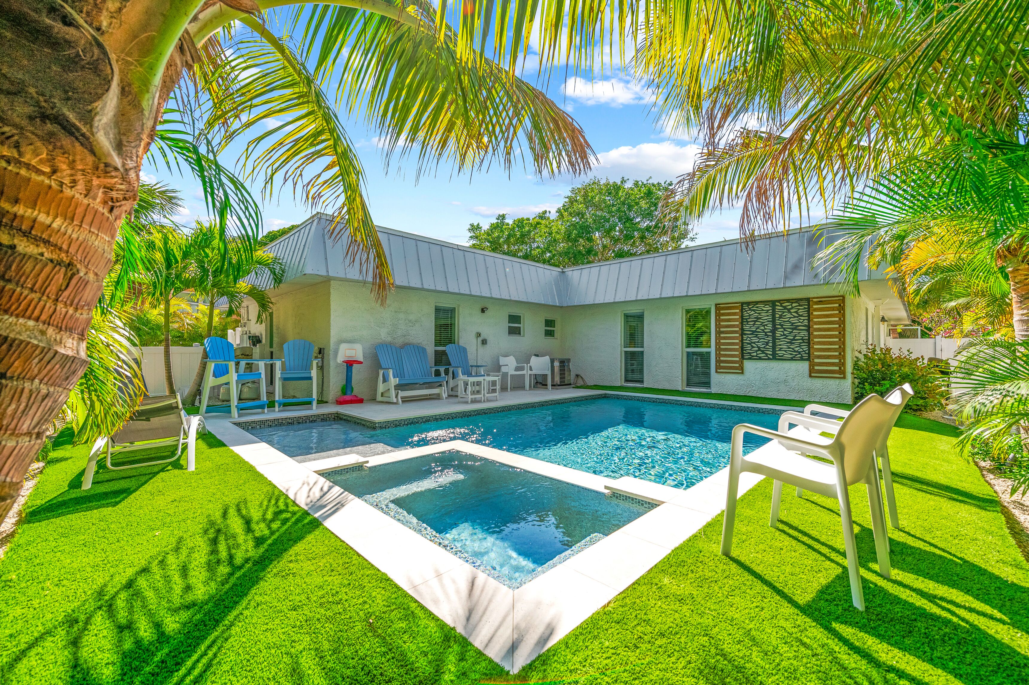 Block to Beach - Brand New Heated Pool and Spa!