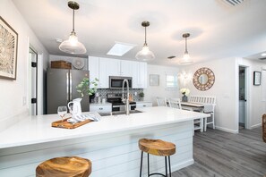 雪櫃、微波爐、焗爐、爐具