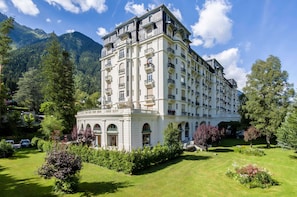 Rear of building and communal gardens - Majestic 76, Historic Building, Chamonix All Year (Chamonix)