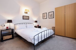 Double bedroom - Majestic 76, Historic Building, Chamonix All Year (Chamonix)
