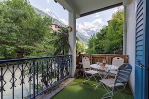Terrace overlooking the river - Lou Lou Apartment, Skiing, Chamonix All Year (Chamonix)