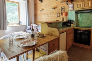 Kitchen with dishwasher, washing machine, oven and hob - Lou Lou Apartment, Skiing, Chamonix All Year (Chamonix)