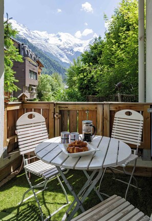 Balcony with Mont Blanc Views - Lou Lou Apartment, Skiing, Chamonix All Year (Chamonix)