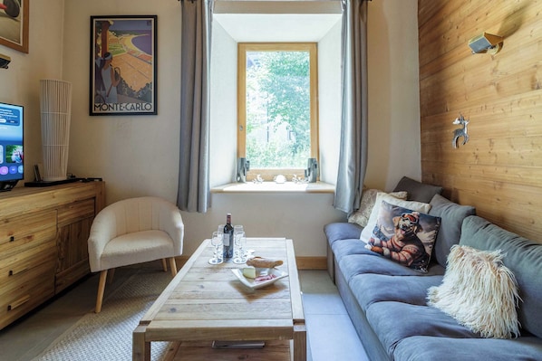 Comfy lounge with sofabed - Lou Lou Apartment, Skiing, Chamonix All Year (Chamonix)