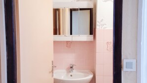 Bathroom - Homerez - Flat in Néris-les-Bains. (Néris-les-Bains)