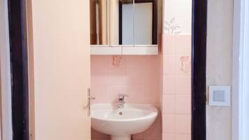 Een douche, handdoeken