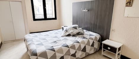 2 bedrooms, travel cot, free WiFi, bed sheets