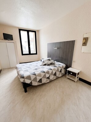 2 dormitorios, cuna de viaje, wifi gratis y ropa de cama