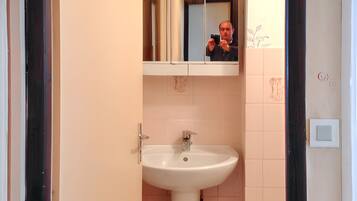 Shower, towels