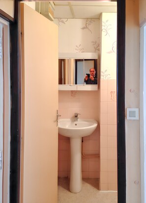Shower, towels - Homerez - Flat in Néris-les-Bains. (Néris-les-Bains)
