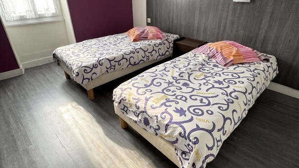 Room - Homerez - Flat in Néris-les-Bains. (Néris-les-Bains)