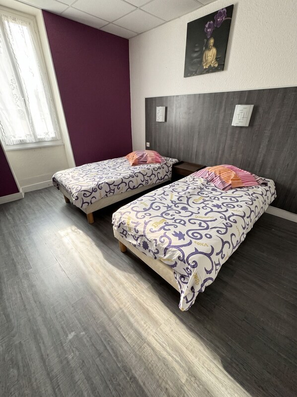 2 bedrooms, travel crib, WiFi (free), bed sheets