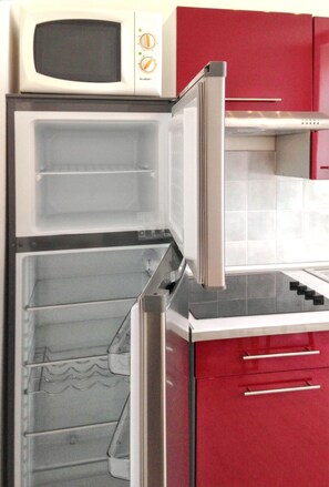 Fridge, microwave, oven, stovetop - Homerez - Flat in Néris-les-Bains. (Néris-les-Bains)