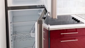 Una cocina con microondas, refrigerador y estufa.