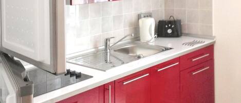 Frigorifero, microonde, forno, piano cottura