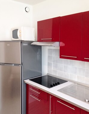 Wasserkocher mit Kaffee-/Teezubehör, Kühlschrank, Mikrowelle, Ofen