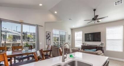 Sonrisa on Holiday by the Pool