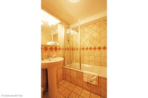 Bathroom - La Ferme des Praz appt, Golfing, Chamonix All Year (Chamonix)