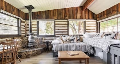 Connect with friends, private river, horses, all natural cedar hot tub