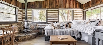 Connect with friends, private river, horses, all natural cedar hot tub