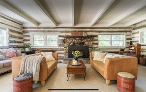 Smart-TV, Kamin, Bücher