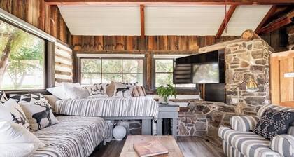 Connect with friends, private river, horses, all natural cedar hot tub