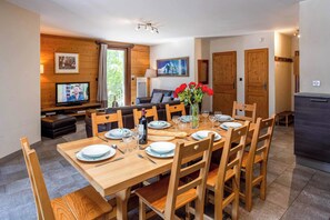 Open-plan kitchen dining space - Le Paradis 27 Apartment, Skiing, Chamonix All Year (Chamonix)