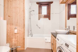 Family bathroom with bath and washing machine - Le Paradis 27 Apartment, Skiing, Chamonix All Year (Chamonix)