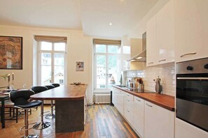 Modern kitchen with breakfast bar