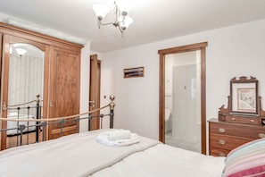 Master bedroom has an ensuite bathroom - Balmat Apartment - Skiing with Chamonix All Year (Chamonix)