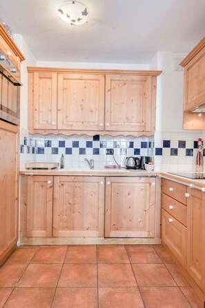 Kitchen - Balmat Apartment - Skiing with Chamonix All Year (Chamonix)