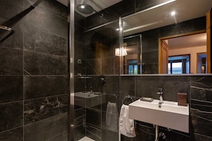 Family bathroom with shower - Edelweiss Apartment ski, hike - Chamonix All Year (Chamonix)