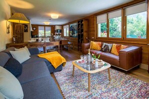 Un salon confortable avec un canapé, une table basse et un coin repas comprenant une table et des chaises.