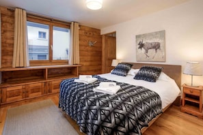 Master bedroom with double bed and ensuite bathroom - Edelweiss Apartment ski, hike - Chamonix All Year (Chamonix)