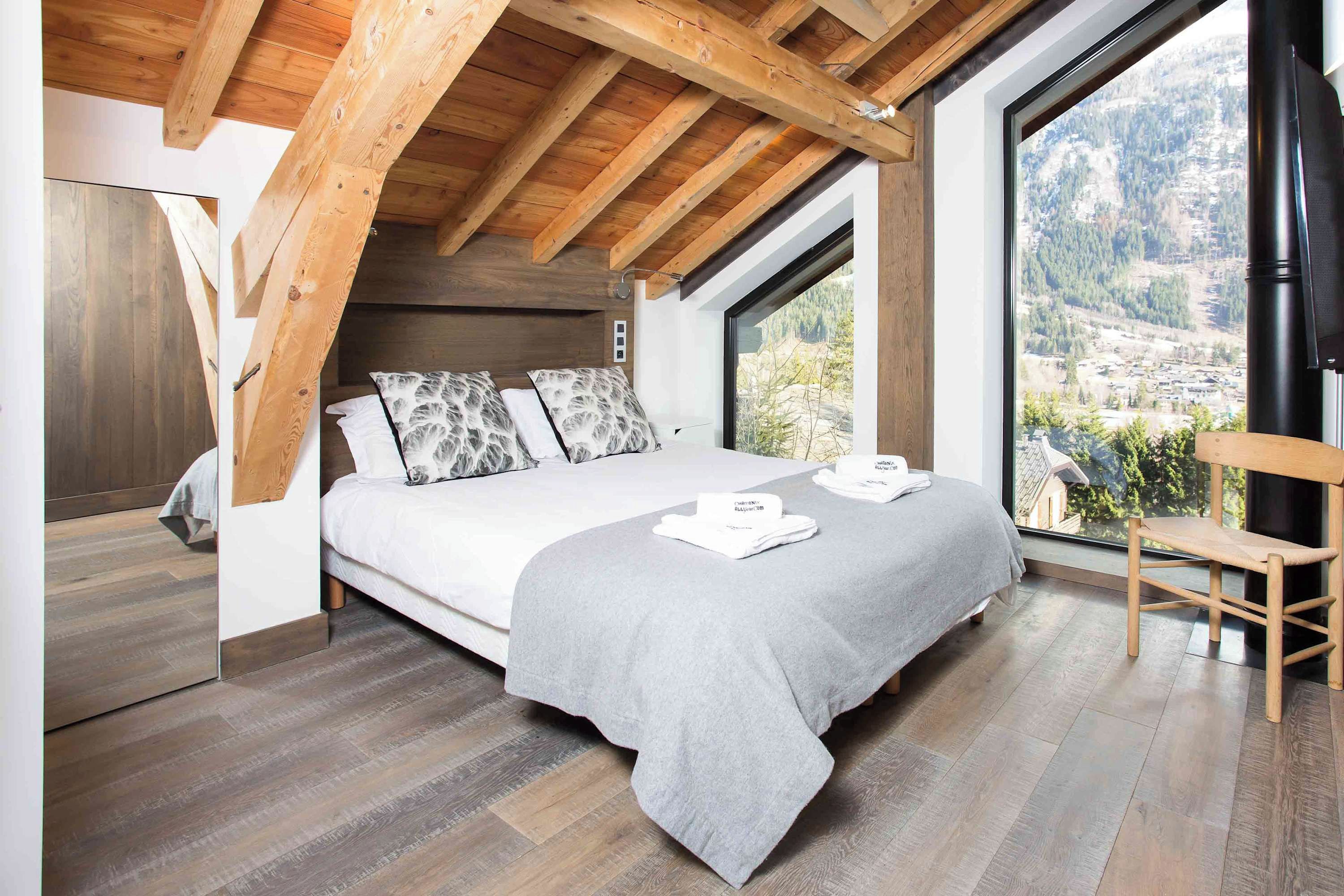Built-in storage in modern mirrored wardrobes