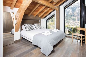Built-in storage in modern mirrored wardrobes - Ski Chalet La Source with hot tub (Chamonix)