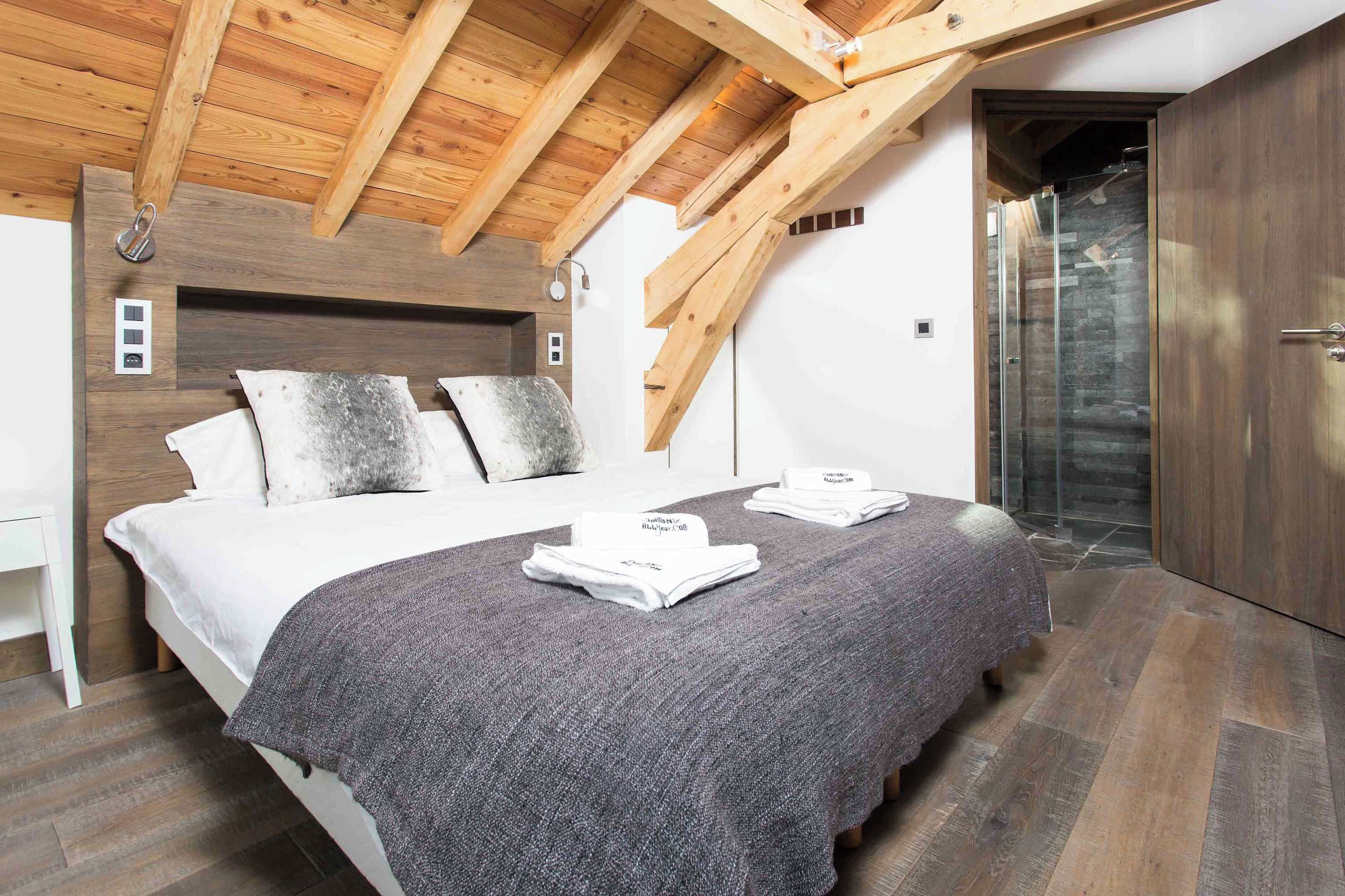 4 bedrooms, iron/ironing board, WiFi (free)