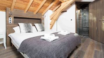 4 bedrooms, iron/ironing board, WiFi (free)