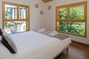 Double/Twin bedroom - Luxe Chalet Couttet - skiing - Chamonix All Year (Chamonix)