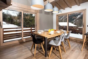 Dining room with up to 10 seats - Chalet de l'Ours, Mt Blanc views, Chamonix All Year (Chamonix)
