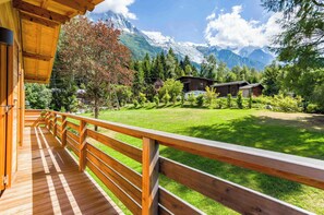 Stunning Mont Blanc views from the terrace - Chalet de l'Ours, Mt Blanc views, Chamonix All Year (Chamonix)