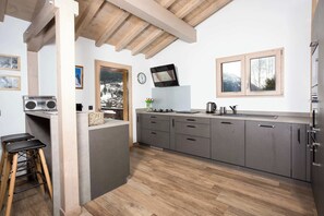 Modern well-equipped kitchen - Chalet de l'Ours, Mt Blanc views, Chamonix All Year (Chamonix)