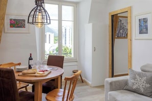 Dining table seats 4 - Historical Mont Blanc 212 Apt, Chamonix All Year (Chamonix)