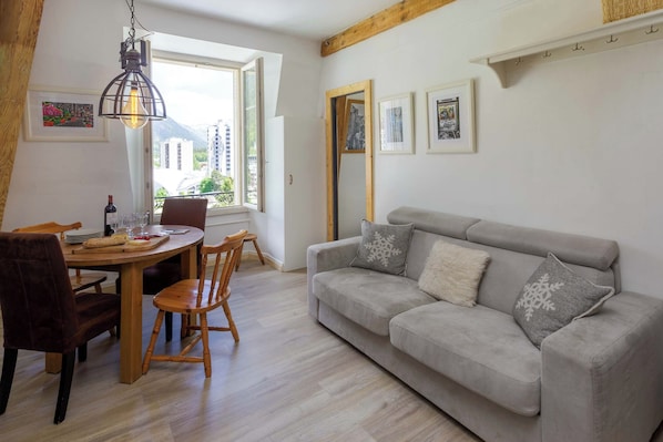 Open-plan lounge and dining area - Historical Mont Blanc 212 Apt, Chamonix All Year (Chamonix)