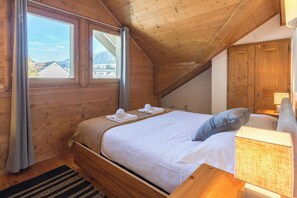 Master ensuite double bedroom - Villa Vallet Apartment, Skiing, Chamonix All Year (Mont Blanc)